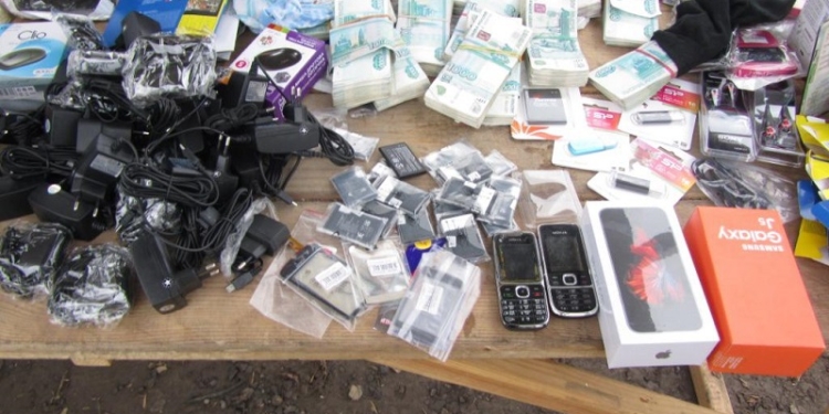 Пенсионеры пытались провезти через КП 4 млн. рублей и 41 банковскую карту