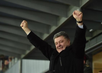 Не только Порошенко. Кого из президентов Украины освистывали на футбольных матчах