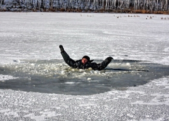На Южном Буге у Мигии рыбак провалился под лед. Но его спасли односельчане