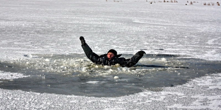 На Южном Буге у Мигии рыбак провалился под лед. Но его спасли односельчане
