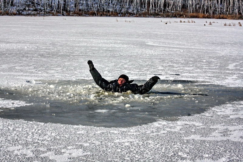 На Николаевщине подросток провалился под лед – его успели спасти 1