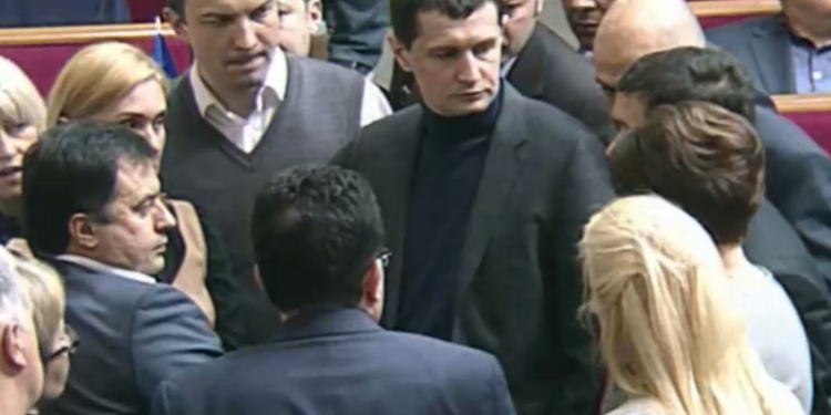 “Самопомич” покинула зал Рады во время выступления Яценюка