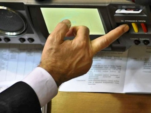 Луценко считает, что Яценюк может уйти сам, а “Самопомощь” – что “это переворот”