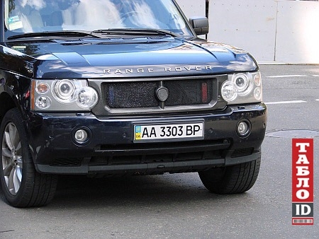 Инспектор брал взятки за “блатные” номера. Суд его оправдал