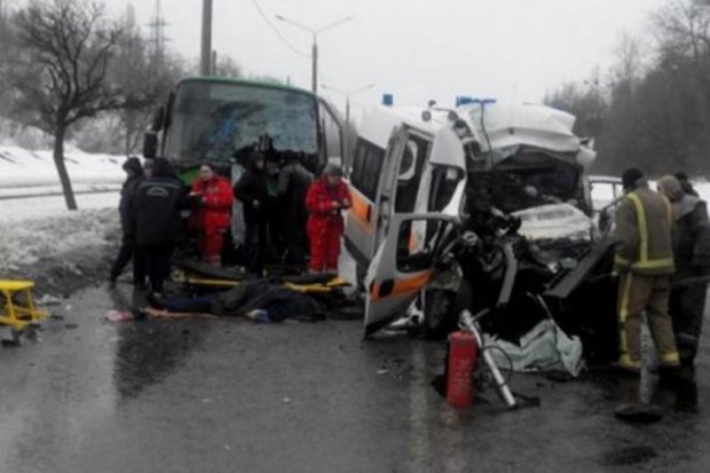 В Харькове «скорая» столкнулась с автобусом – погибло 3 человека 1
