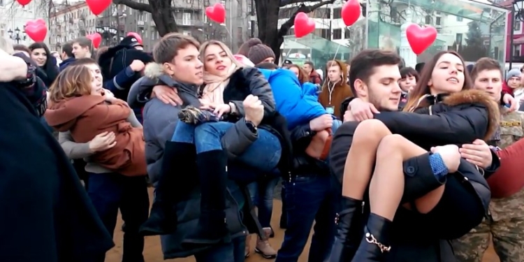 А в Харькове сегодня носили женщин на руках. И тоже на время