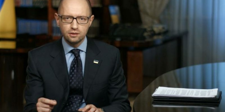 Яценюк: правительство остановило выплаты для 150 тысяч ненастоящих переселенцев