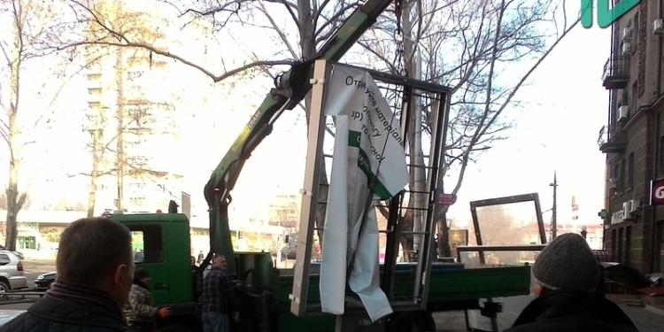 Добрались и до Советской: на пересечении с пр.Ленина начали убирать незаконные рекламные конструкции