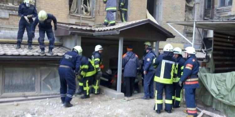 Под завалами обвалившегося дома в Киеве нашли еще одного погибшего