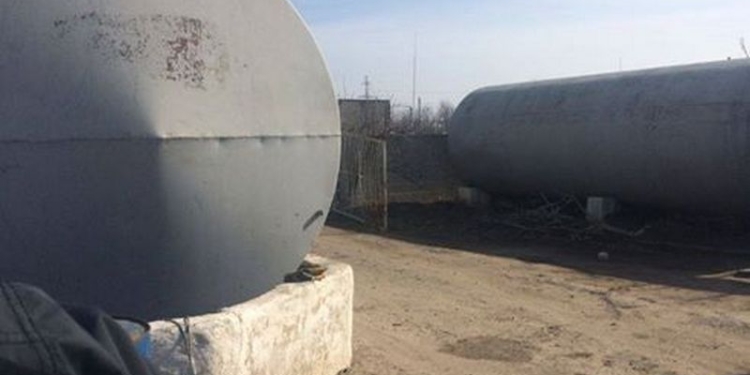 В Николаеве на легальной нефтебазе действовала подпольная нефтебаза – фискалы изъяли 119 л горючего