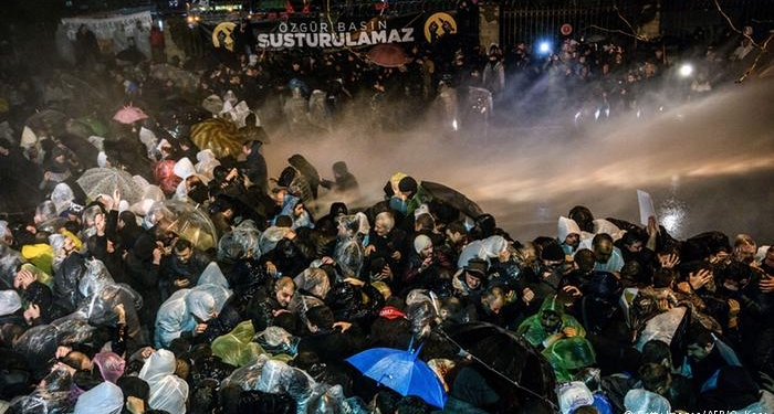 Турецкая полиция штурмом взяла редакцию оппозиционной газеты Zaman