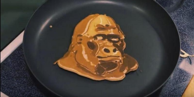 И еще раз к теме Масленицы: американец создаёт уникальные блины-рисунки