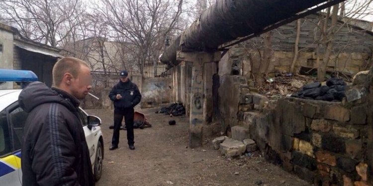 В Николаеве задержали мужчину, который воровал уголь прямо из вагона