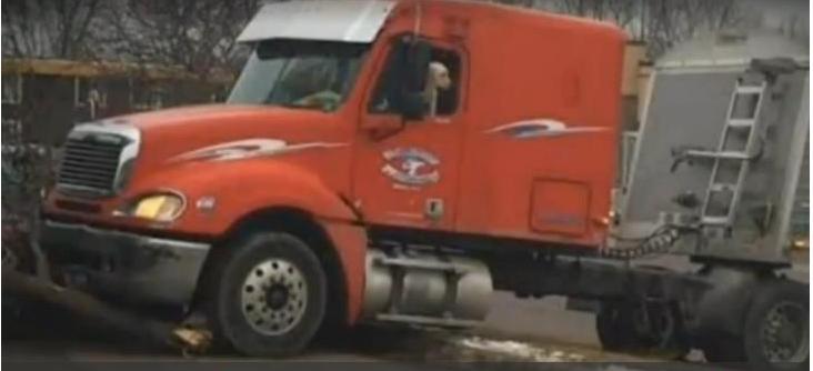 В Миннесоте собака, находясь за рулем грузовика, врезалась в припаркованный легковой автомобиль 1