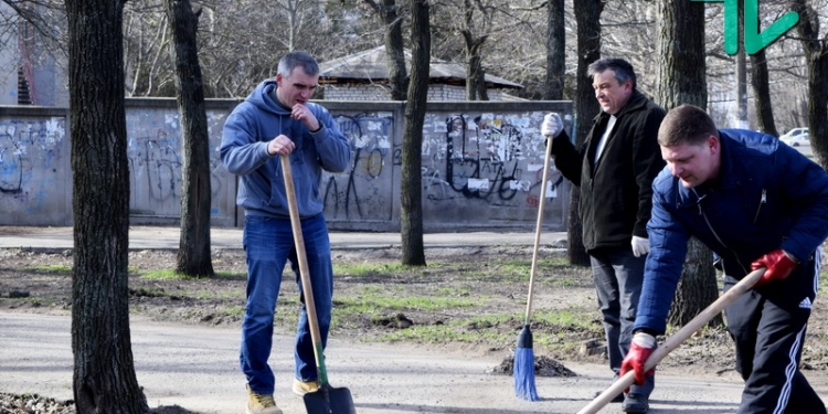 «Совместный труд – он объединяет»: когда мэр Николаева и депутат от «ОппоБлока» дружно машут лопатами