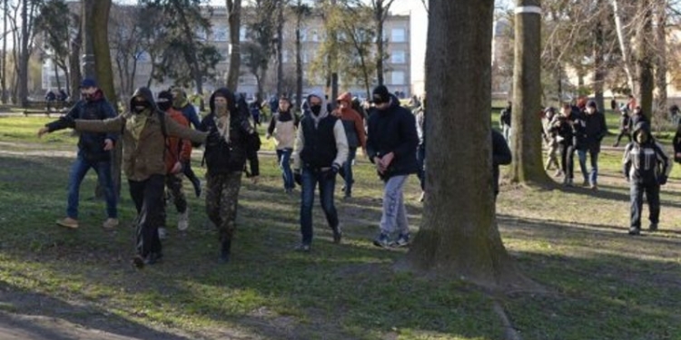 Во Львове участников ЛГБТ-фестиваля «встречали» с петардами и камнями – полиция эвакуировала их из города