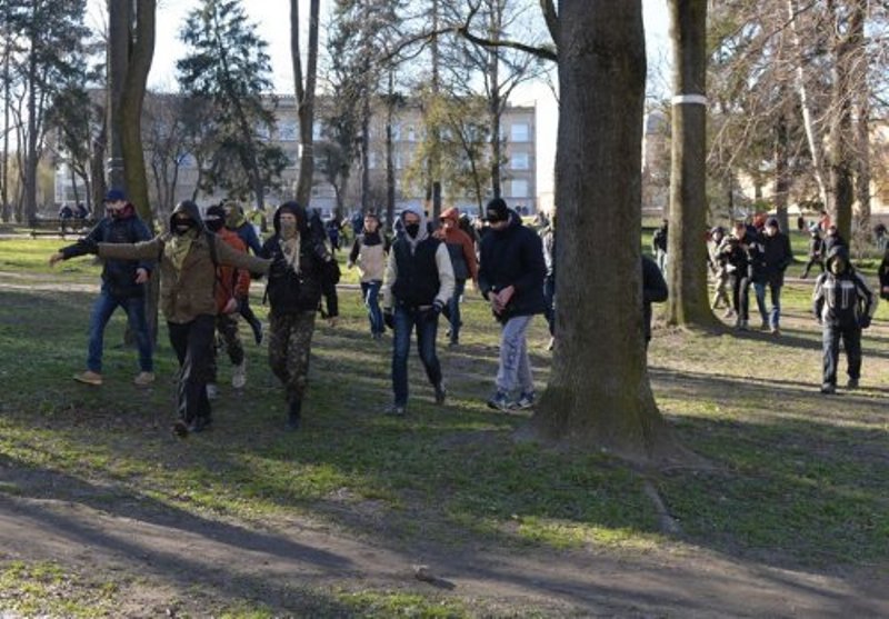 Во Львове участников ЛГБТ-фестиваля «встречали» с петардами и камнями – полиция эвакуировала их из города 4