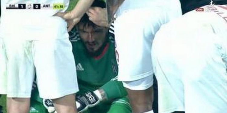 Вратарю сборной Украины разбили голову в дебютном матче чемпионата Турции