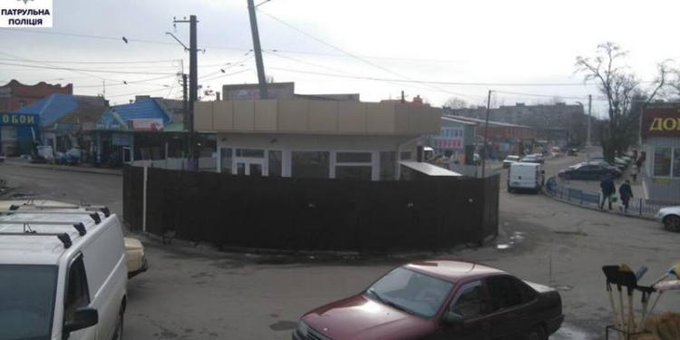 Злосчастный «круг» у Центрального рынка в Николаеве: патрульная полиция нарушения увидела, увидят ли остальные?