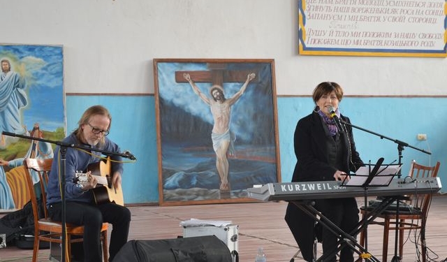 Участница «Евровидения» из Финляндии Нина Астром дала концерт в Вознесенской исправительной колонии