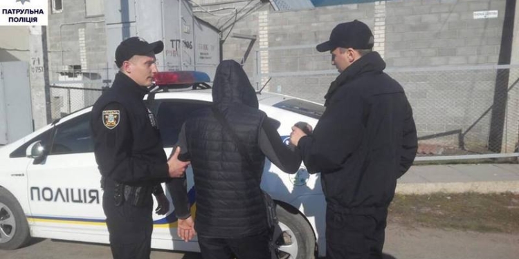 Опять в Корабельном районе Николаева патрульные задержали мужчину с наркотиками