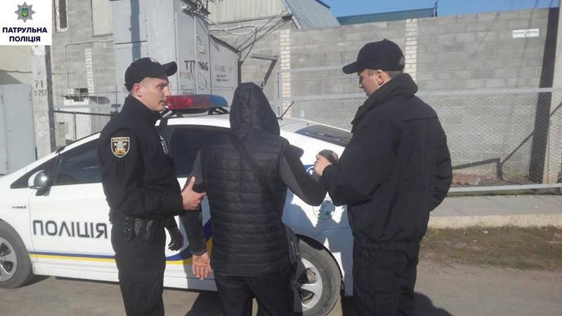 Опять в Корабельном районе Николаева патрульные задержали мужчину с наркотиками 1