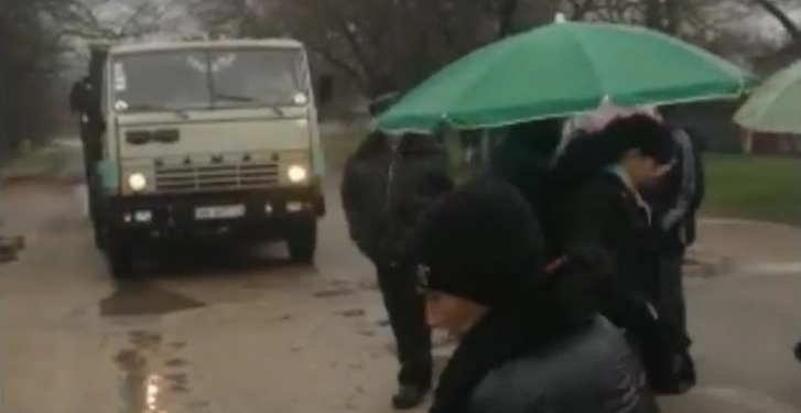 Жители Вознесенска перекрыли дорогу, по которой каждый день КамАЗы возят песок, – боятся за жизнь детей