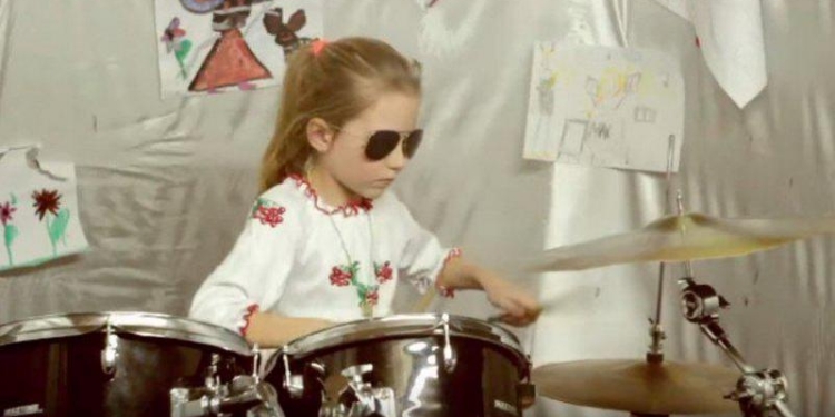 7-летняя украинка лидирует в международном конкурсе юных барабанщиц
