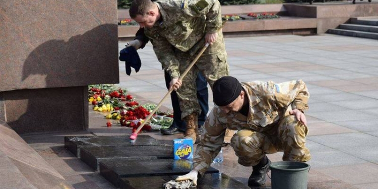Оскверненные накануне Дня освобождения Николаева плиты на могилах Героев Советского Союза отмыли участники АТО
