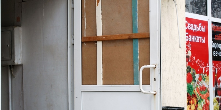 В Николаеве молодой человек, чтобы сделать девушке подарок к 8 Марта, решил ограбить кафе