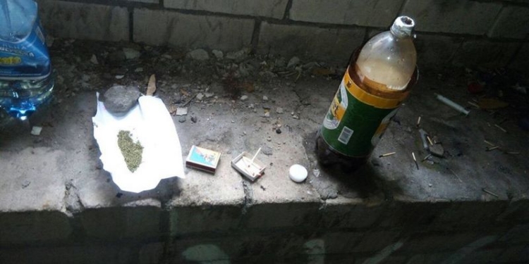 Патрульные задержали жителей Николаева в момент употребления наркотиков