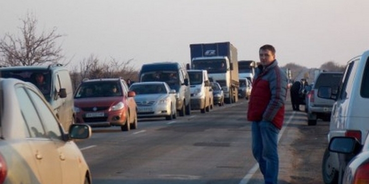 На Чонгаре огромная очередь – крымские водители массово едут на материк, чтобы оставить здесь машину