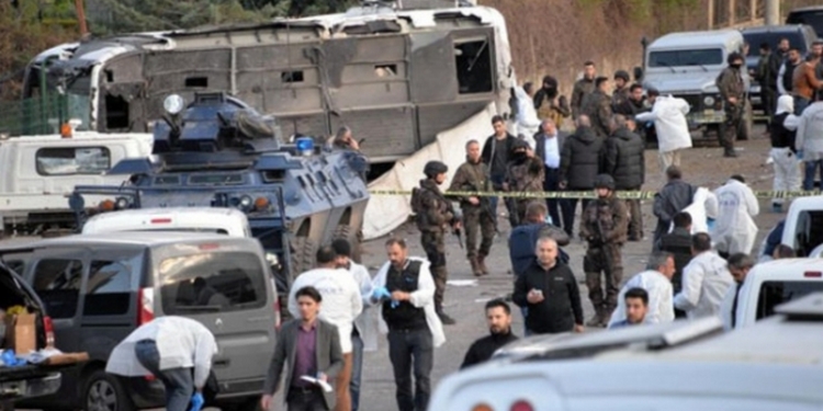 На юге Турции произошёл взрыв, в результате чего погибли 7 полицейских