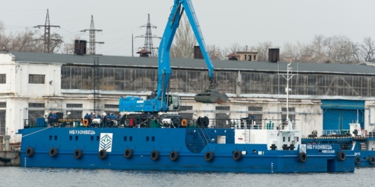 Судостроительно-судоремонтный завод «НИБУЛОН» завершил строительство плавучего крана