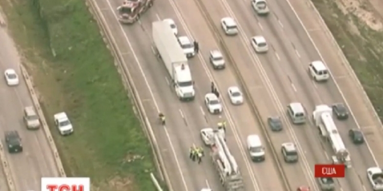 Обнаженная женщина на несколько часов парализовала движение на трассе в Техасе