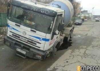 В Киеве бетономешалка провалилась под асфальт, повредив канализационный коллектор