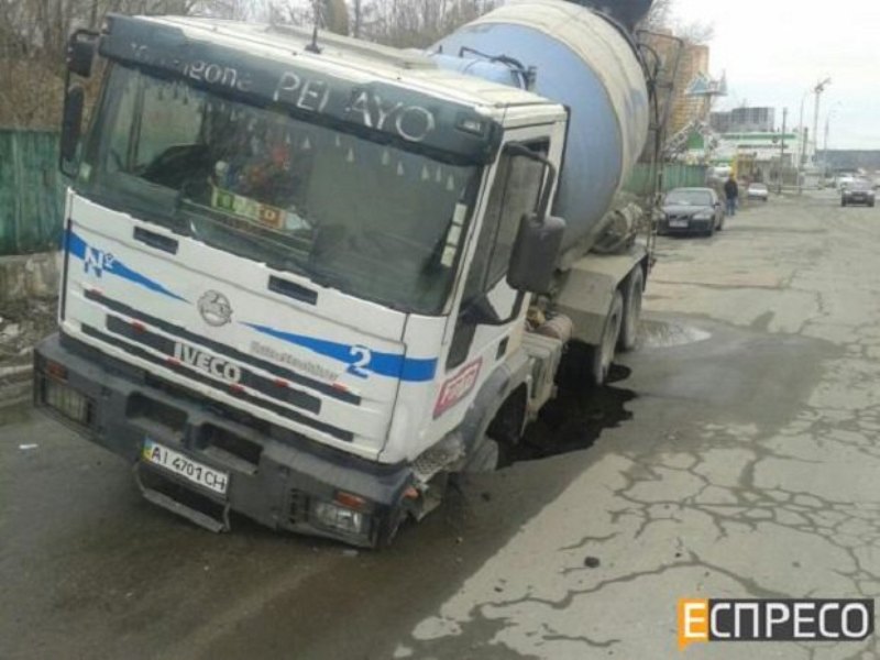 В Киеве бетономешалка провалилась под асфальт, повредив канализационный коллектор 1