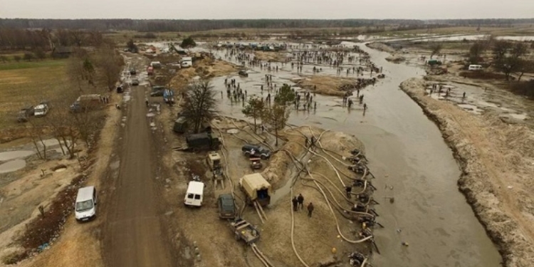 Активисты показали последствия незаконной добычи янтаря на границе Ровенской и Волынской областей