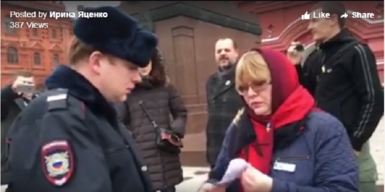 В Москве задержана женщина, стоявшая в одиноком пикете в поддержку Надежды Савченко