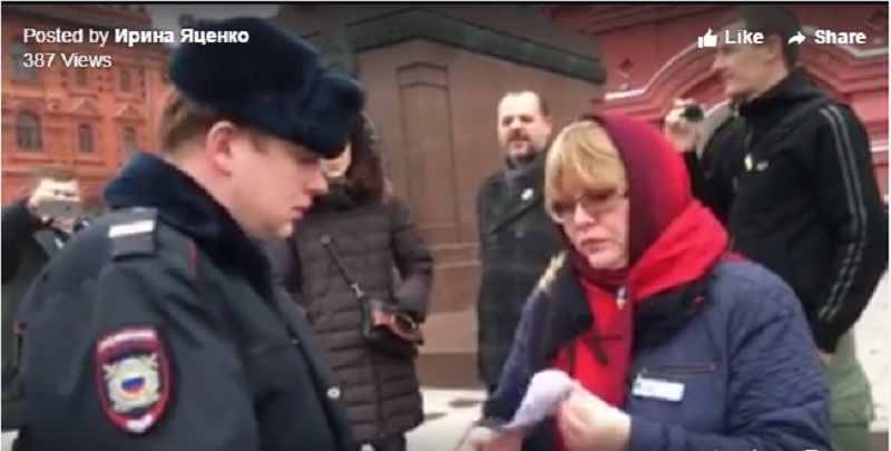 В Москве задержана женщина, стоявшая в одиноком пикете в поддержку Надежды Савченко 1
