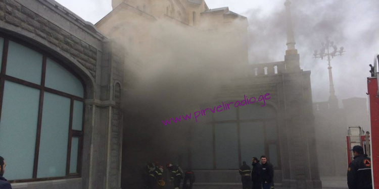 В Тбилиси горит Собор Святой Троицы, главный кафедральный храм