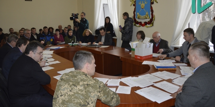 Главе земельной комиссии Николаевского горсовета работница исполкома дала на подпись «не тот» протокол по вопросу о разделе участка площадью 34 га у «Зори»-«Машпроект»