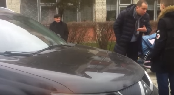 Во Львове водителя-нарушителя задержали школьники. И держали до приезда полиции