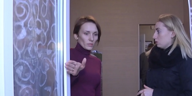 Прикинулись коммунальщиками. Неизвестные напали на жену и ребенка бойца АТО в Киеве