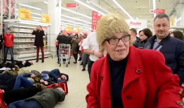 "Правда о еде". В России покупатели супермаркета упали «замертво» 1