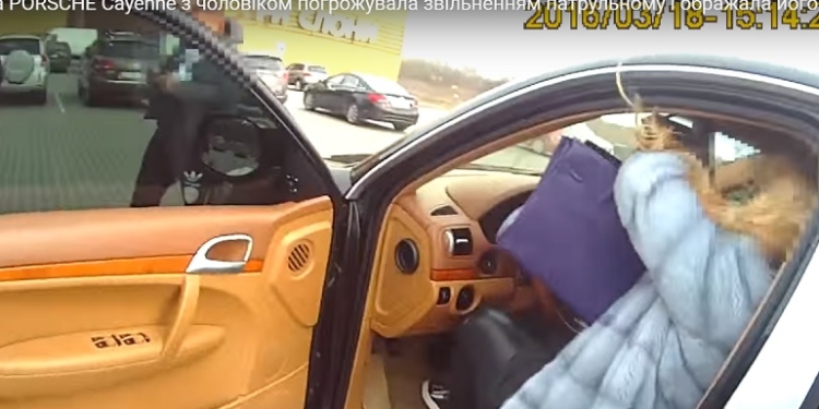 Блондинка на Порше, обругавшая во Львове полицейских, оказалась гламурной самозванкой