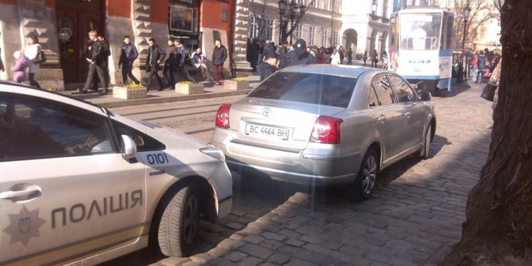 Во Львове патрульные оштрафовали машину мэра. Реакция Садового