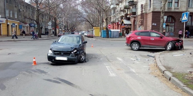 В центре Николаева столкнулись ВАЗ и Мазда. Пострадал водитель и дорожный знак