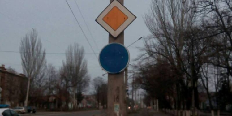 В Николаеве участились случаи повреждения дорожных знаков