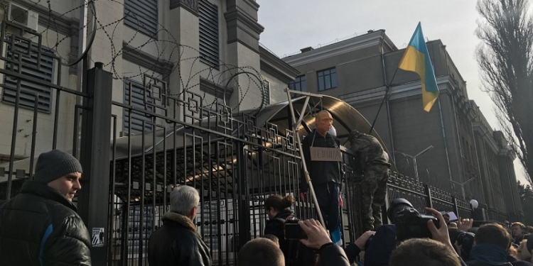 Посольство РФ в Киеве забросали яйцами и повесили «Путина»